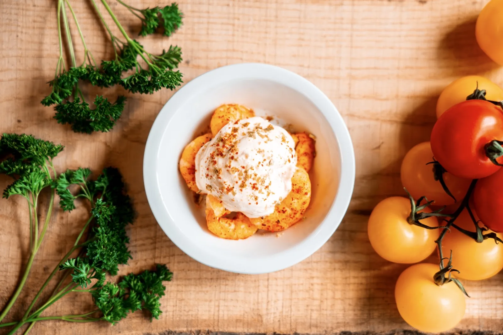 Assiette équilibrée : crevettes épicées, tomates et persil frais